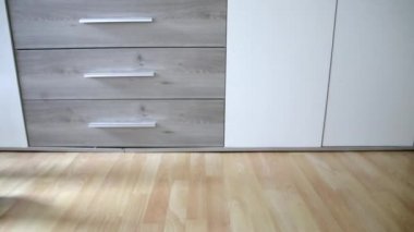 Achilles tendon yırtılması ameliyatından sonra Avrupalı bir adam evinde ay botu özel fizyoterapi ayakkabısıyla ve yaralı bacağa karşı evde tedavi için koltuk değnekleriyle ilk adımları PWB olarak atmayı öğreniyor.