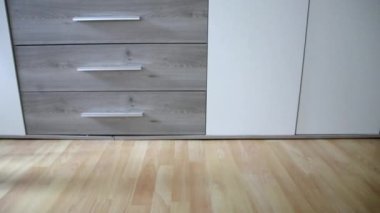 Achilles tendon yırtılması ameliyatından sonra Avrupalı bir adam evinde ay botu özel fizyoterapi ayakkabısıyla ve yaralı bacağa karşı evde tedavi için koltuk değnekleriyle ilk adımları PWB olarak atmayı öğreniyor.