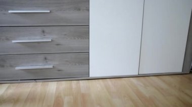 Achilles tendon yırtılması ameliyatından sonra Avrupalı bir adam evinde ay botu özel fizyoterapi ayakkabısıyla ve yaralı bacağa karşı evde tedavi için koltuk değnekleriyle ilk adımları PWB olarak atmayı öğreniyor.