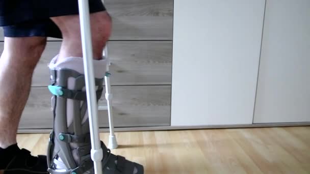 European Man Achilles Tendon Rupture Operation Back Home Moon Boot — Stok video