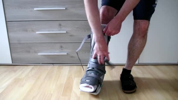 Man Unpacking Unboxing Foot First Steps Achilles Tendon Rupture Operation — Video Stock