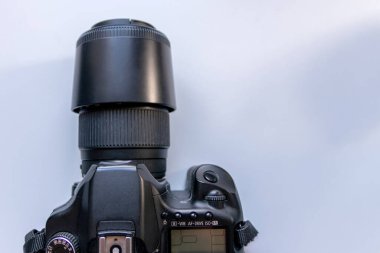 Profesyonel DSR kamera ekipmanı 70-300 mm 'lik zoom objektifi geniş kamera mercekli makro yakın çekim stüdyo çekimleri ve yaban hayatı fotoğrafları için fotoğraf ekipmanları ayrıntılarını gösteriyor