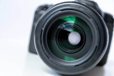 Profesyonel DSR kamera ekipmanı 70-300 mm 'lik zoom objektifi geniş kamera mercekli makro yakın çekim stüdyo çekimleri ve yaban hayatı fotoğrafları için fotoğraf ekipmanları ayrıntılarını gösteriyor