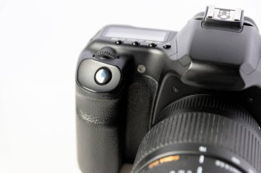 Profesyonel DSR kamera ekipmanı 70-300 mm 'lik zoom objektifi geniş kamera mercekli makro yakın çekim stüdyo çekimleri ve yaban hayatı fotoğrafları için fotoğraf ekipmanları ayrıntılarını gösteriyor
