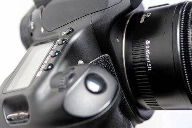 Makro yakın plan görüntüde 50 mm f1.8 asal lens objektifli profesyonel dslr kamera ekipmanı, Stüdyo çekimleri için fotoğraf ekipmanı ve dslr ile portre fotoğrafçılığı ayrıntılarını gösterir