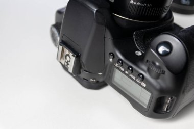 Makro yakın plan görüntüde 50 mm f1.8 asal lens objektifli profesyonel dslr kamera ekipmanı, Stüdyo çekimleri için fotoğraf ekipmanı ve dslr ile portre fotoğrafçılığı ayrıntılarını gösterir