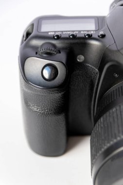 Profesyonel DSR kamera ekipmanı 70-300 mm 'lik zoom objektifi geniş kamera mercekli makro yakın çekim stüdyo çekimleri ve yaban hayatı fotoğrafları için fotoğraf ekipmanları ayrıntılarını gösteriyor