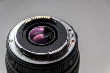 Profesyonel fotoğrafçılık için bir dslr kamera merceğinin arka tarafı makro görünümde kamera montaj detayları ile görsel fotoğrafçılıkta optik kesinlik için güzel mercek ayrıntıları ile