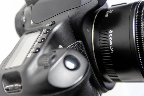 带有50Mm 8主镜头的宏观特写相机镜头的专业飞镖相机设备 详细介绍了用于摄影的摄影设备和带有飞镖的肖像摄影 — 图库照片