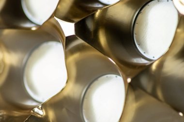 Parlak yansımaları ve harmonik şekilleri olan gümüş ve altın metal yüzeyin soyut altın arkaplan desenli makro modeli. Daireler ve koniler zarif fütürist tasarım grafiksel dalgalar.