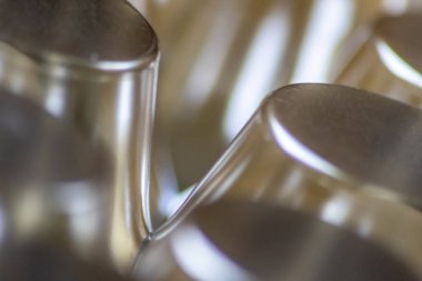 Parlak yansımaları ve harmonik şekilleri olan gümüş ve altın metal yüzeyin soyut altın arkaplan desenli makro modeli. Daireler ve koniler zarif fütürist tasarım grafiksel dalgalar.