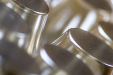 Parlak yansımaları ve harmonik şekilleri olan gümüş ve altın metal yüzeyin soyut altın arkaplan desenli makro modeli. Daireler ve koniler zarif fütürist tasarım grafiksel dalgalar.