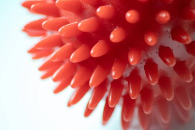 Çocukça kırmızı topa bakteri gibi yaklaş.