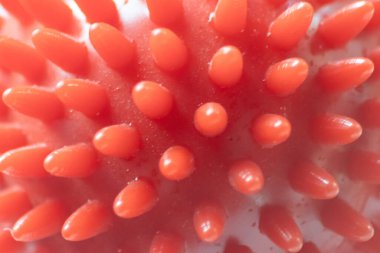 Çocukça kırmızı topa bakteri gibi yaklaş.