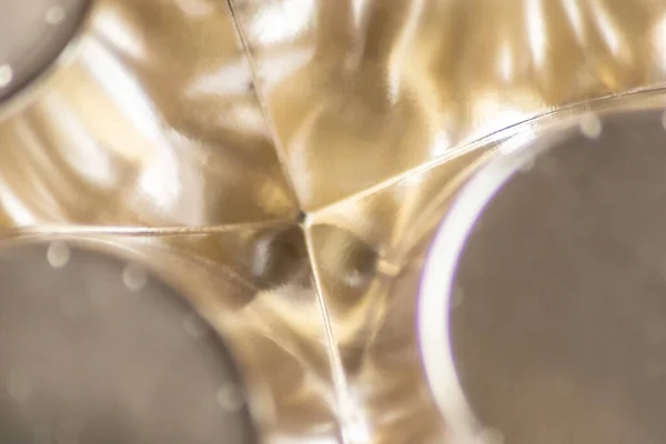 Parlak Yansımaları Harmonik Şekilleri Olan Gümüş Altın Metal Yüzeyin Soyut — Stok fotoğraf