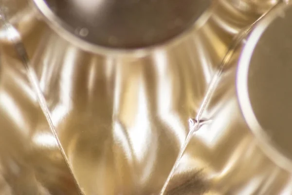 概要円やコーンなどの光沢のある反射や調和のとれた形状を持つ銀や金の金属表面の黄金の背景パターンマクロクローズアップエレガントな未来的なデザインのグラフィック金属波 — ストック写真