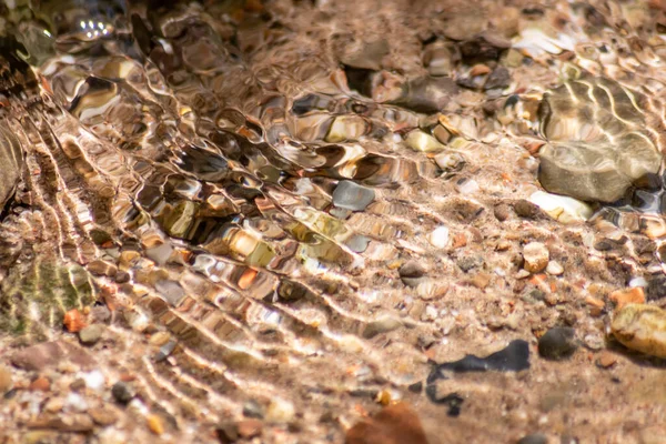 Stenen Sprankelend Water Met Zonnige Reflecties Het Water Van Een — Stockfoto