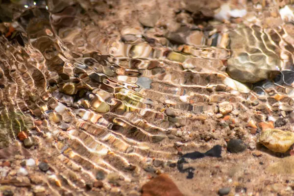 Stenen Sprankelend Water Met Zonnige Reflecties Het Water Van Een — Stockfoto