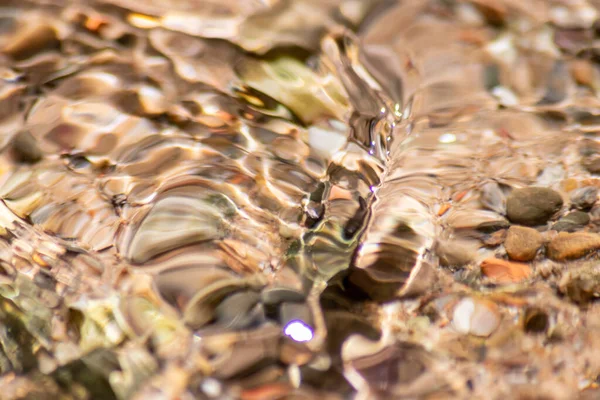 Piedras Agua Brillante Con Reflejos Soleados Agua Arroyo Agua Cristalina —  Fotos de Stock