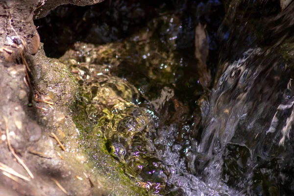 Πέτρες Ανθρακούχο Νερό Ηλιόλουστες Αντανακλάσεις Στο Νερό Ενός Κρυστάλλινου Ρυακιού — Φωτογραφία Αρχείου