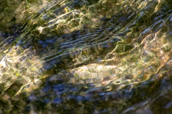 Kövek Szikrázó Vízben Napsütötte Tükröződések Kristálytiszta Víz Patak Vizében Mivel — Stock Fotó