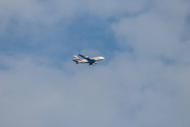 Mavi gökyüzünde uçan yolcu uçağı