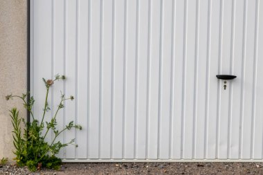 Kilitli beyaz metal kapı