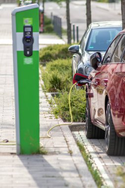 Elektrikli araçlar, elektrik araçları için yenilenebilir enerji ve çevre dostu sıfır CO2 emisyonları ve yeşil enerji ile kamu şarj istasyonunda şarj ediliyor.