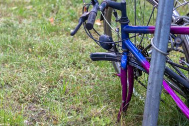 Kırık bisiklet yeşil çayırda