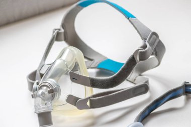 Engelleyici uyku apnesine karşı tam yüz maskesi ya da burun maskesi olarak CPAP maskesi hastaların horlayan adama karşı Cpap makinesiyle burun ve boğaz solunum ilacı için solunum maskesi şarjörü takmalarına yardımcı olur