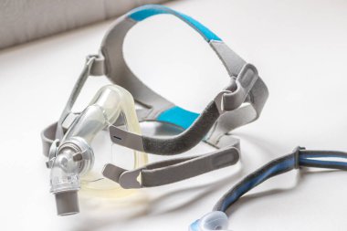 Engelleyici uyku apnesine karşı tam yüz maskesi ya da burun maskesi olarak CPAP maskesi hastaların horlayan adama karşı Cpap makinesiyle burun ve boğaz solunum ilacı için solunum maskesi şarjörü takmalarına yardımcı olur