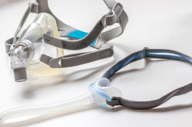 Engelleyici uyku apnesine karşı tam yüz maskesi ya da burun maskesi olarak CPAP maskesi hastaların horlayan adama karşı Cpap makinesiyle burun ve boğaz solunum ilacı için solunum maskesi şarjörü takmalarına yardımcı olur