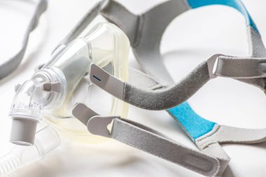 Engelleyici uyku apnesine karşı tam yüz maskesi ya da burun maskesi olarak CPAP maskesi hastaların horlayan adama karşı Cpap makinesiyle burun ve boğaz solunum ilacı için solunum maskesi şarjörü takmalarına yardımcı olur