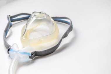 Engelleyici uyku apnesine karşı tam yüz maskesi ya da burun maskesi olarak CPAP maskesi hastaların horlayan adama karşı Cpap makinesiyle burun ve boğaz solunum ilacı için solunum maskesi şarjörü takmalarına yardımcı olur
