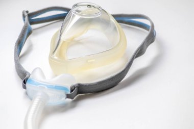 Engelleyici uyku apnesine karşı tam yüz maskesi ya da burun maskesi olarak CPAP maskesi hastaların horlayan adama karşı Cpap makinesiyle burun ve boğaz solunum ilacı için solunum maskesi şarjörü takmalarına yardımcı olur