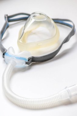 Engelleyici uyku apnesine karşı tam yüz maskesi ya da burun maskesi olarak CPAP maskesi hastaların horlayan adama karşı Cpap makinesiyle burun ve boğaz solunum ilacı için solunum maskesi şarjörü takmalarına yardımcı olur