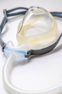 Engelleyici uyku apnesine karşı tam yüz maskesi ya da burun maskesi olarak CPAP maskesi hastaların horlayan adama karşı Cpap makinesiyle burun ve boğaz solunum ilacı için solunum maskesi şarjörü takmalarına yardımcı olur
