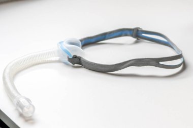 Engelleyici uyku apnesine karşı tam yüz maskesi ya da burun maskesi olarak CPAP maskesi hastaların horlayan adama karşı Cpap makinesiyle burun ve boğaz solunum ilacı için solunum maskesi şarjörü takmalarına yardımcı olur