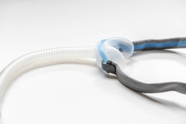 Engelleyici uyku apnesine karşı tam yüz maskesi ya da burun maskesi olarak CPAP maskesi hastaların horlayan adama karşı Cpap makinesiyle burun ve boğaz solunum ilacı için solunum maskesi şarjörü takmalarına yardımcı olur