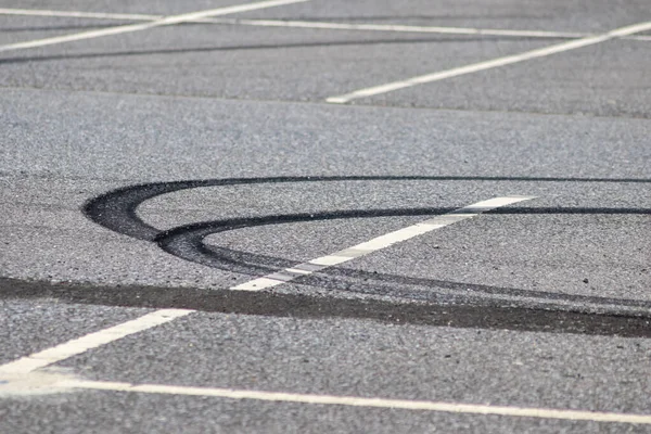 アスファルト道路のタイヤの影 — ストック写真