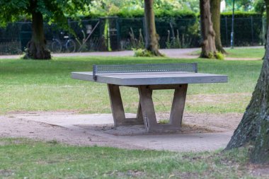 Parkta tahta masa tenisi