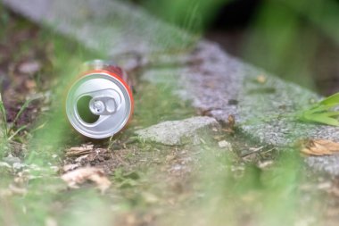 Yerdeki boş metal kutu 