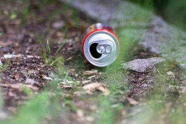 Yerdeki boş metal kutu 