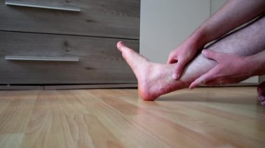 Avrupalı adam, Achilles tendonundan sonra aşil tendonu gerer manuel terapi ve rehabilitasyon egzersizleriyle işlevini kaybeder. Ağrılı yara ağrısına rağmen topuk bileğinde ve bacağında güç ve hareket kabiliyetini geri kazanır.