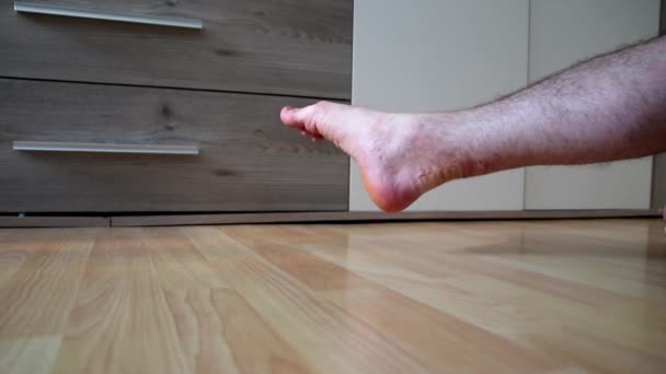欧洲男人在跟腱断裂手术后 通过人工治疗和康复训练来伸展跟腱 尽管伤疤疼痛会恢复脚踝和腿的力量和机动性 — 图库视频影像