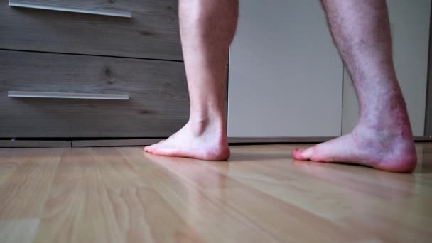 남성은 다리의 회복하기 스러운 흉터가 있음에 불구하고 아킬레스건 운동으로 아킬레스건을 — 비디오