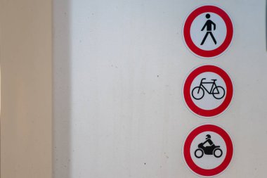 Beyaz duvardaki park işaretleri