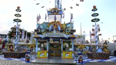 Düsseldorf, NRW, Almanya - 07: 07 14: 2022: Bayern Tower serbest düşüş Dsseldorfer Rheinkirmes eğlence parkında eğlence ve eğlence için Almanya 'da büyük kilise fuarı ve kermis olarak eğlenceli bir gezinti