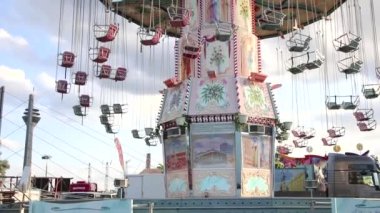 Dsseldorf, NRW, Almanya - 07 14 2022: Dsseldorfer Rheinkirmes eğlence parkında heyecanlı bir şekilde uçan koltuklu Wellenflug şöför uçağı