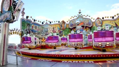 Dsseldorf, NRW, Almanya - 07: 07 14: 2022: Dsseldorfer Rheinkirmes eğlence parkında eğlenmek için atlıkarınca sürüşü Almanya 'da eğlence ve hastalıkla mücadele için büyük kilise fuarı ve kermis